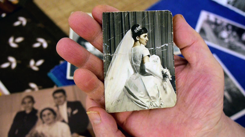 MAain tenant une photo de mariage, extrait du documentaire de Sara Millot intitulé Au loin, le pays sonnait