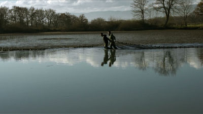 Image de pêcheurs dans un lac extraite du documentaire de Sara Millot intitulé Conversation avec le paysage