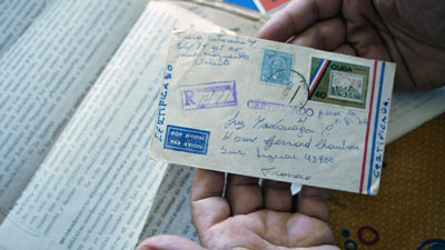 Enveloppe et lettre, extrait du documentaire de Sara Millot intitulé Pays lointain, pays d'avant