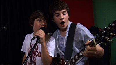 Jeune chanteur et son copain guitariste, extrait du documentaire de Sara Millot intitulé White Sodium, Underage Punk