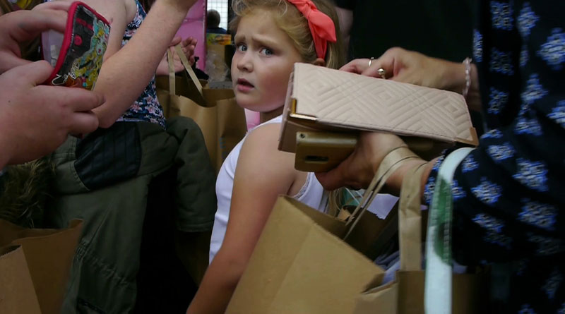Petite fille dans une foule, extrait du film de Sara Millot intitulé Ô Dreamland