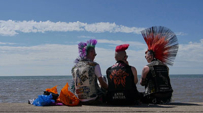 Punks à la plage, extrait du film de Sara Millot intitulé Ô Dreamland