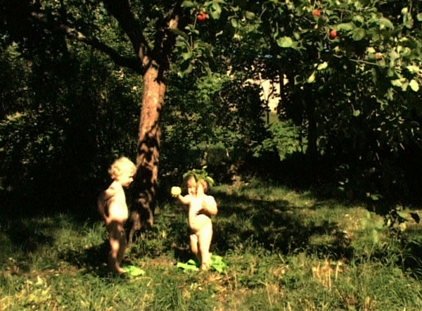 Enfants nus sous un pommier, extrait du film de Sara Millot intitulé Eden