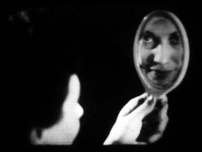 Jeune femme au miroir, extrait du film de Sara Millot intitulé Graceland