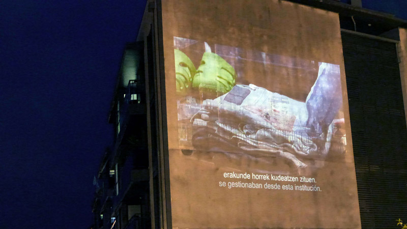 Projection sur une façade, photo de l'installation de Sara Millot intitulée Fata Morgana