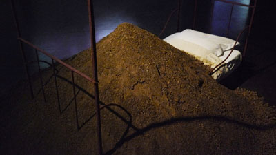 Terre et lit, photo de l'installation de Sara Millot intitulée Graceland