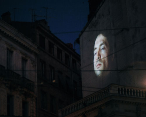 Projection sur une façade, photo de l'installation de Sara Millot intitulée Les messagers