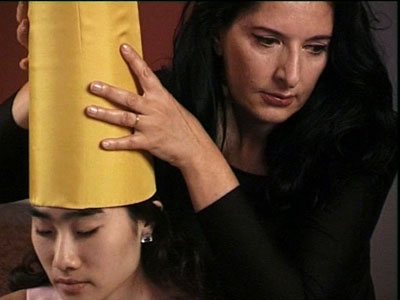 Visage et coiffe jaune, photo du portrait de Sara Millot intitulé Public Body
