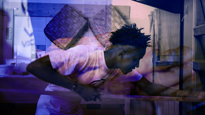 Projection sur une façade, photo de l'installation de Sara Millot intitulée Fata Morgana