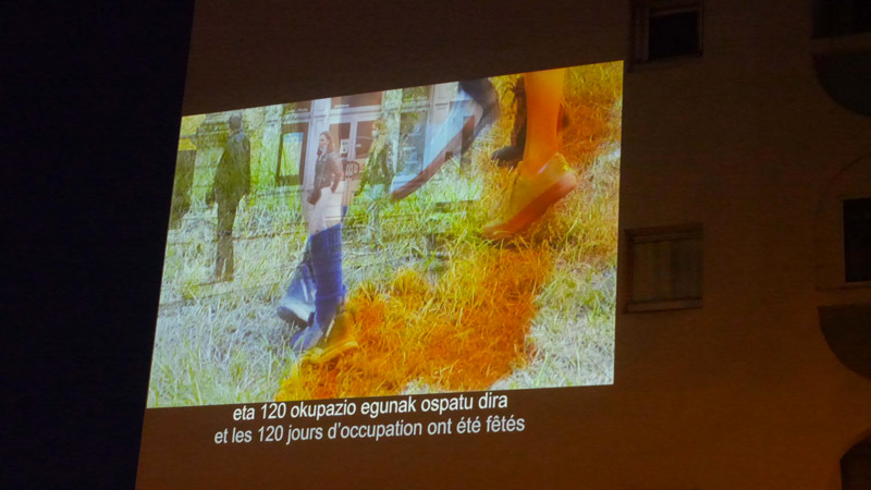 Projection sur une façade, photo de l'installation de Sara Millot intitulée Fata Morgana