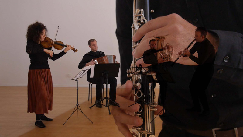 Projection sur une façade, photo de l'installation de Sara Millot intitulée Fata Morgana