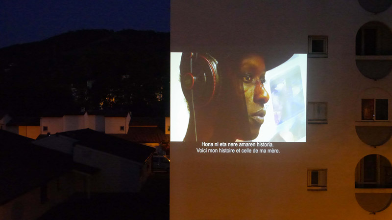 Projection sur une façade, photo de l'installation de Sara Millot intitulée Fata Morgana