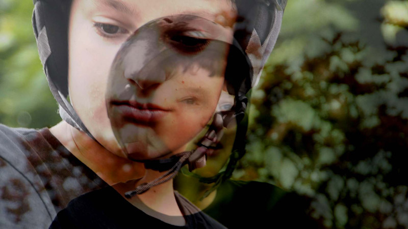 Projection sur une façade, photo de l'installation de Sara Millot intitulée Fata Morgana