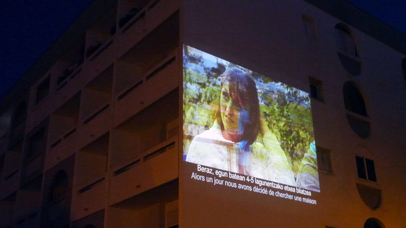 Projection sur une façade, photo de l'installation de Sara Millot intitulée Fata Morgana