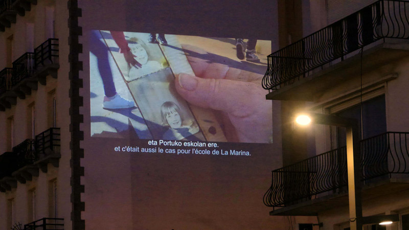 Projection sur une façade, photo de l'installation de Sara Millot intitulée Lanterna Magica