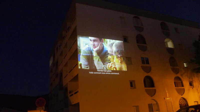 Projection sur une façade, photo de l'installation de Sara Millot intitulée Fata Morgana