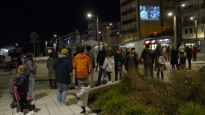 Projection sur une façade, photo de l'installation de Sara Millot intitulée Fata Morgana