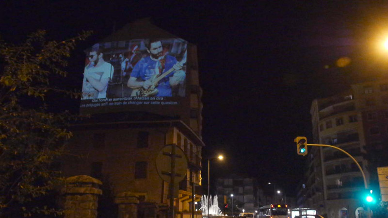 Projection sur une façade, photo de l'installation de Sara Millot intitulée Fata Morgana