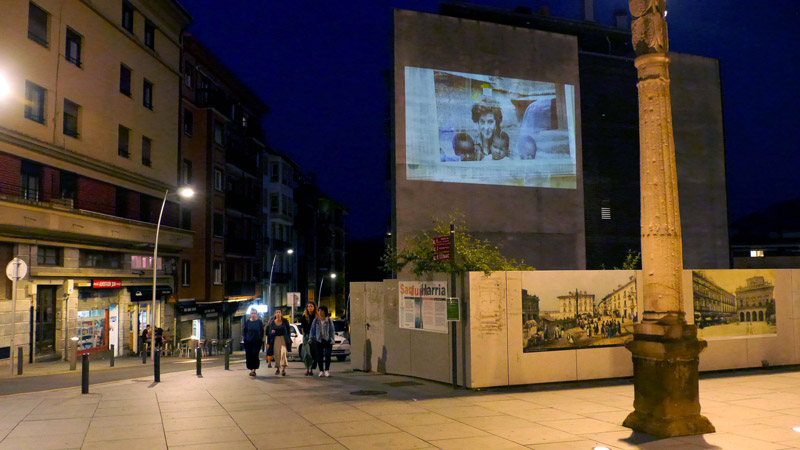 Projection sur une façade, photo de l'installation de Sara Millot intitulée Fata Morgana