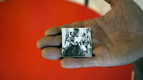 Projection sur une façade, photo de l'installation de Sara Millot intitulée Lanterna Magica