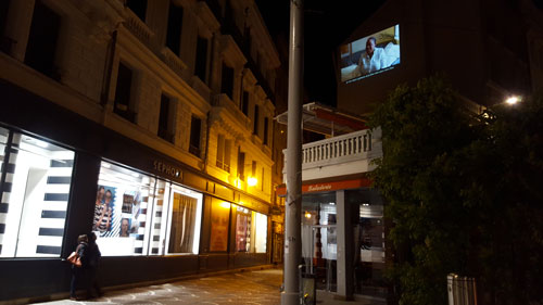 Projection sur une façade, photo de l'installation de Sara Millot intitulée Lanterna Magica