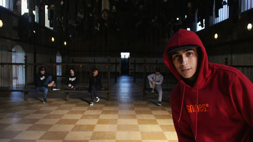 Projection sur une façade, photo de l'installation de Sara Millot intitulée Lanterna Magica