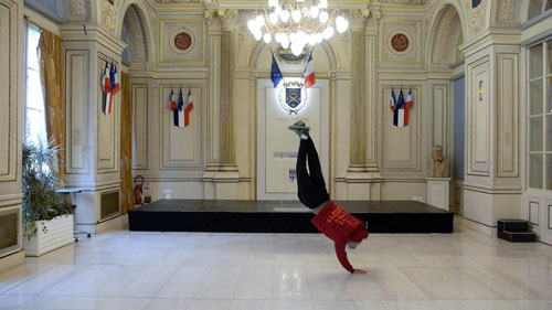 Projection sur une façade, photo de l'installation de Sara Millot intitulée Lanterna Magica