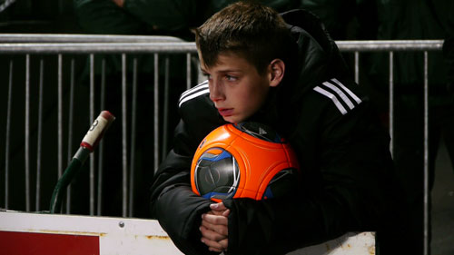 Projection sur une façade, photo de l'installation de Sara Millot intitulée Lanterna Magica