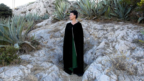 Projection sur une façade, photo de l'installation de Sara Millot intitulée Lanterna Magica