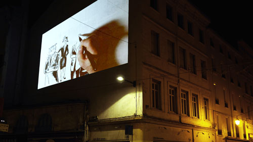 Projection sur une façade, photo de l'installation de Sara Millot intitulée Lanterna Magica
