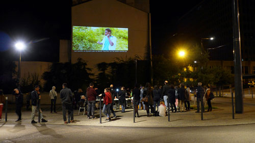 Projection sur une façade, photo de l'installation de Sara Millot intitulée Lanterna Magica