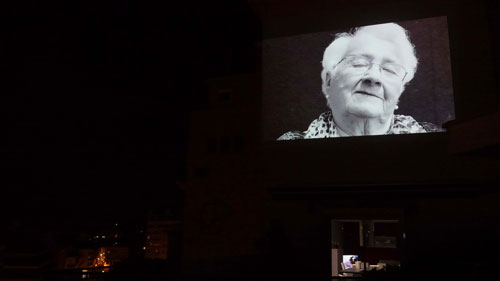 Projection sur une façade, photo de l'installation de Sara Millot intitulée Lanterna Magica