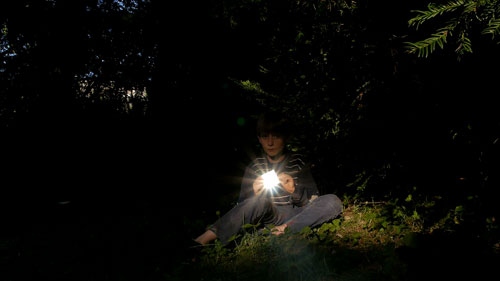 Projection sur une façade, photo de l'installation de Sara Millot intitulée Lanterna Magica