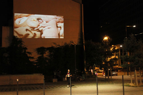 Projection sur une façade, photo de l'installation de Sara Millot intitulée Lanterna Magica