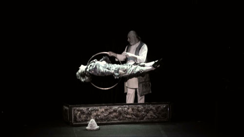 Projection sur une façade, photo de l'installation de Sara Millot intitulée Lanterna Magica