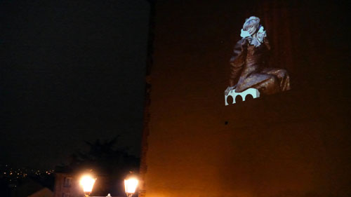 Projection sur une façade, photo de l'installation de Sara Millot intitulée Lanterna Magica