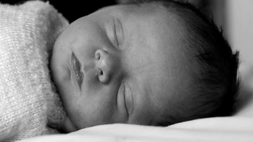 Projection sur une façade, photo de l'installation de Sara Millot intitulée Lanterna Magica