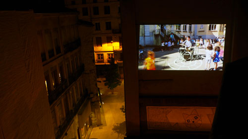 Projection sur une façade, photo de l'installation de Sara Millot intitulée Lanterna Magica