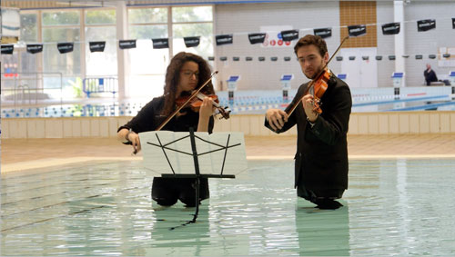 Projection sur une façade, photo de l'installation de Sara Millot intitulée Lanterna Magica
