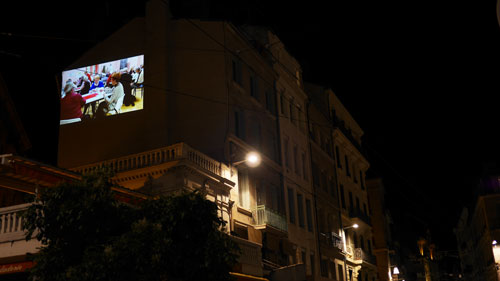 Projection sur une façade, photo de l'installation de Sara Millot intitulée Lanterna Magica