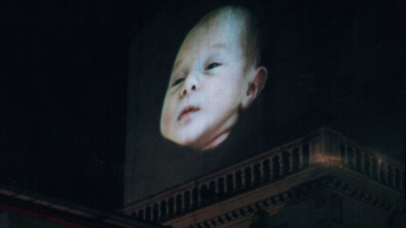 Projection sur une façade, photo de l'installation de Sara Millot intitulée Les messagers