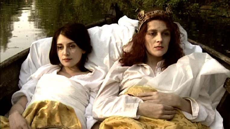 Personnages dans une barque, photo de l'installation de Sara Millot intitulée Le plateau du fin sourire