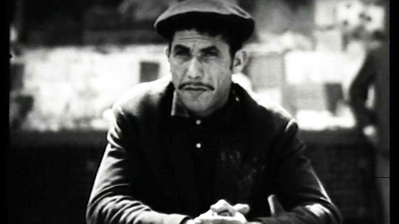 Homme au béret, photo de l'installation de Sara Millot intitulée Terre noire