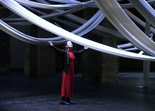 Meredith Monk sur scène, photo du portrait de Sara Millot intitulé Dancing Voice, Singing Body