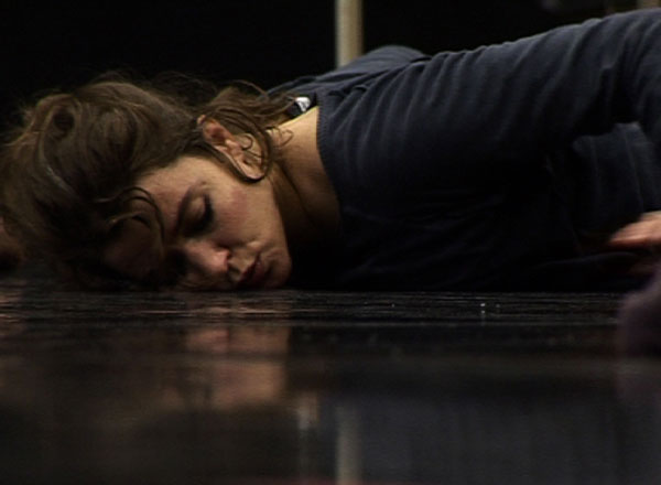 Erna Omarsdottir dansant, photo du portrait de Sara Millot intitulé De ce monde nous ne pouvons pas tomber